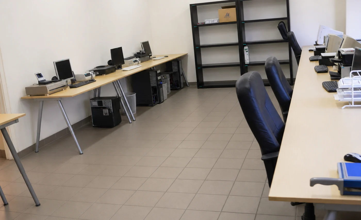 Uno de los primeros espacios de trabajo de BGA Video con varios puestos de digitalización.